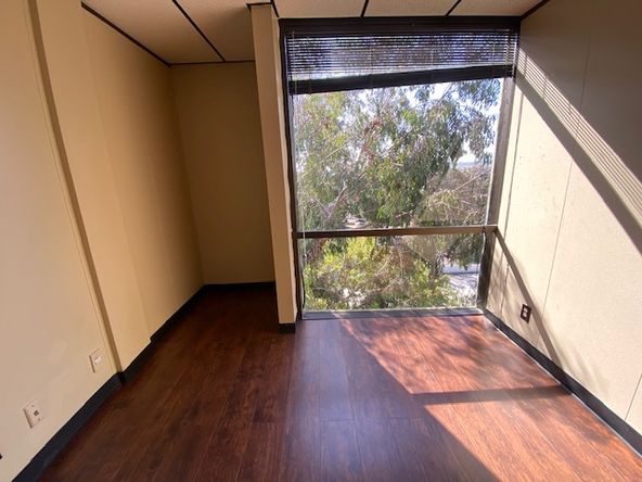 EXECUTIVE OFFICES $450.00 TO $550.00 PER MONTH, INCLUDES UTILITIES.